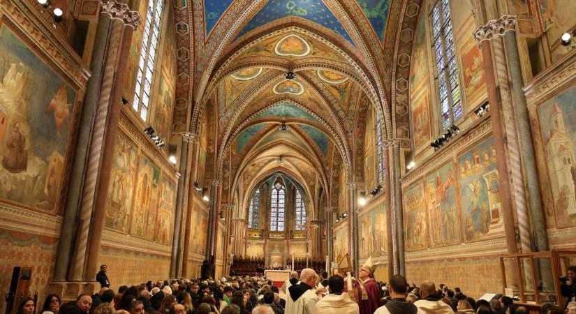 Százezrek imádkoznak Assisi Szent Ferenc üvegkoporsója előtt