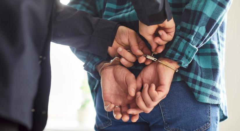 Kövekkel dobálta a haladó autókat egy férfi a 35-ös főúton