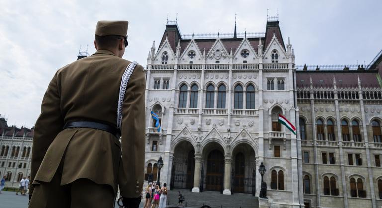 Lehet-e jogászkodással elmozdítani a helyükről a vezető közjogi tisztségviselőket?