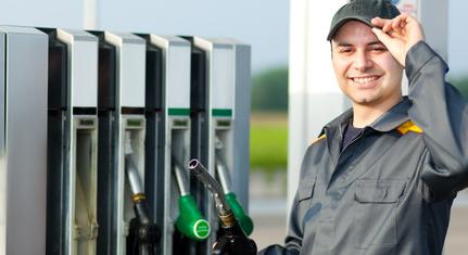 Itt a védett árral kapcsolatos rendelet, közfeladatot ellátó személyek lettek a benzinkutasok