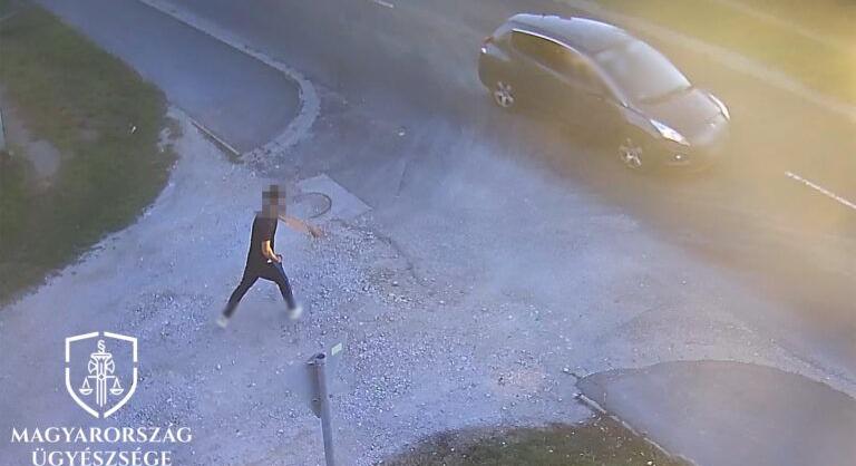Kővel dobálta az autókat a borsodi úton