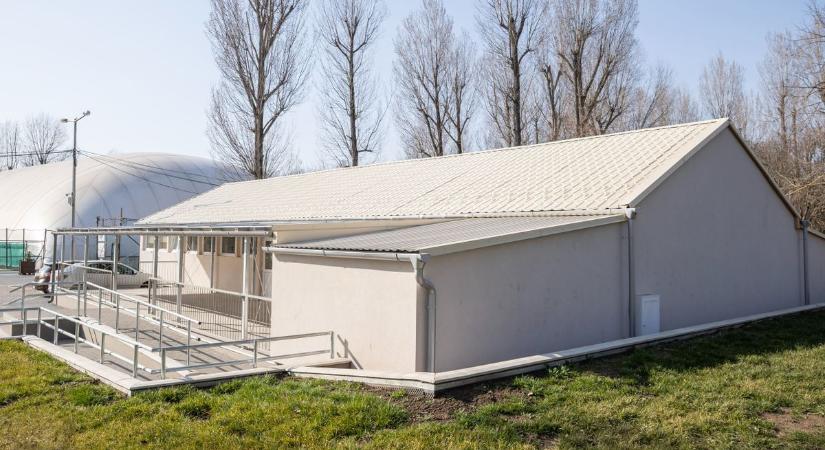 Megújult kiszolgálóhelyiségekkel várja a közösségi rendezvényeket a Bregyó Sportcentrum (galéria)