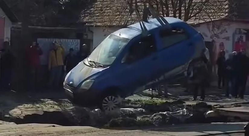Így menekült meg a sofőr, aki alatt megnyílt a föld a XVI. kerületben – videóval