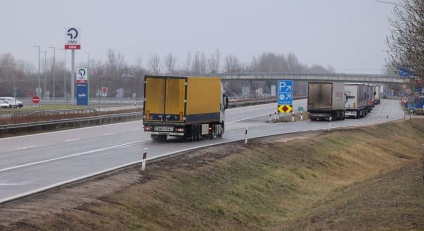 Rejtett rekesz, maroklőfegyverek és több száz lőszer – lebukott a határon