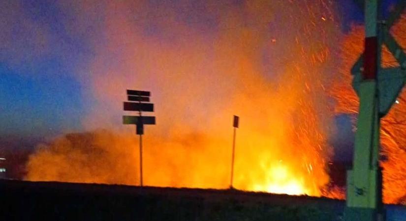 Brutális videó! Ismét hatalmas lángokban állt a Tisza-tavi nádas!