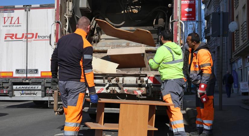Lomból sose fogyunk ki, így aztán az idén is elindultak a hulladékszállítók