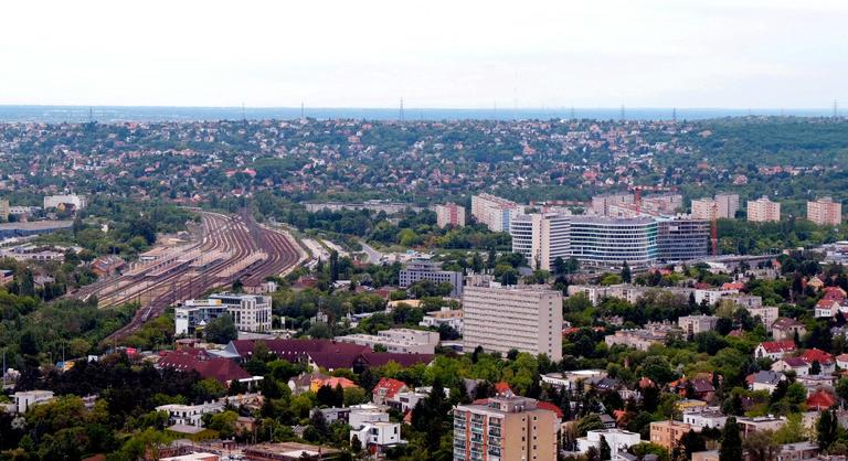 Több millió forintos is lehet a kár, amit néhány fiatal okozott Kelenföldön, miután az ott parkoló autókon ugráltak