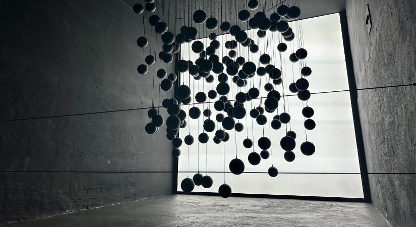 Sötétségből épített univerzum: a Dark Matter Berlin egyik legkülönlegesebb kiállítótere