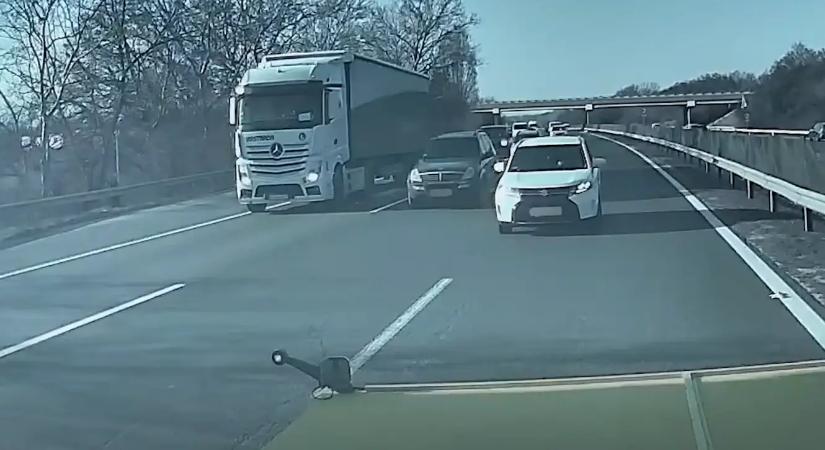 Belehajtott az energiaelnyelőbe a Suzukival: vajon te látod, hol hibázott?