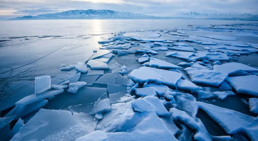 Drámai mentés: több kilométerre sodródtak a parttól a jégtáblán rekedt horgászok