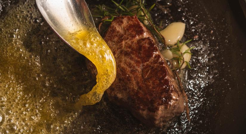 Ezért lesz rágós a serpenyőben sült hús: majdnem mindenki elköveti a hibát
