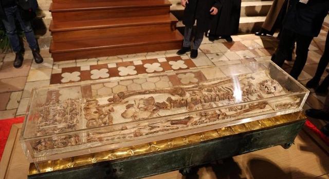 Százezrek állnak sorban Szent Ferenc csontjainál Assisiben