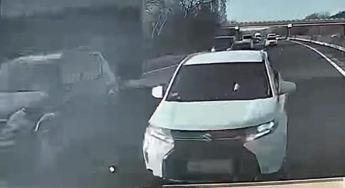 Nagy, sárga és villog, mégis ész nélkül nekimentek az M7-esen