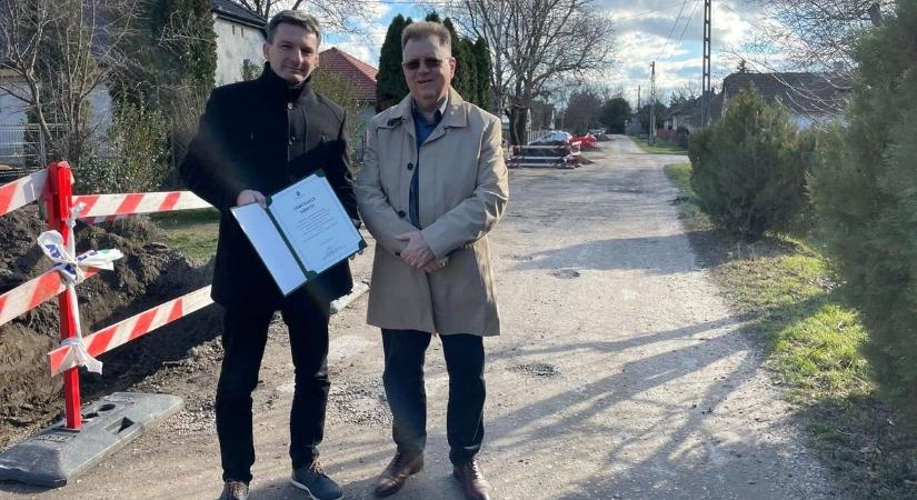 Buszmegálló és járdafelújítás Pusztaszabolcson állami forrásból