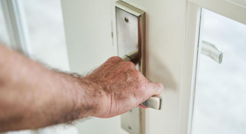 Saját lakásába zártak be egy debrecenit