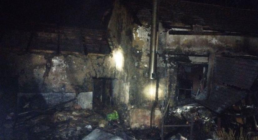 Veszélyben voltak a lakók, miután kigyulladt a családi ház melléképülete