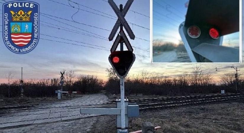 Durván megrongálta a sorompót egy dühös férfi Hegyeshalomnál - fotóval