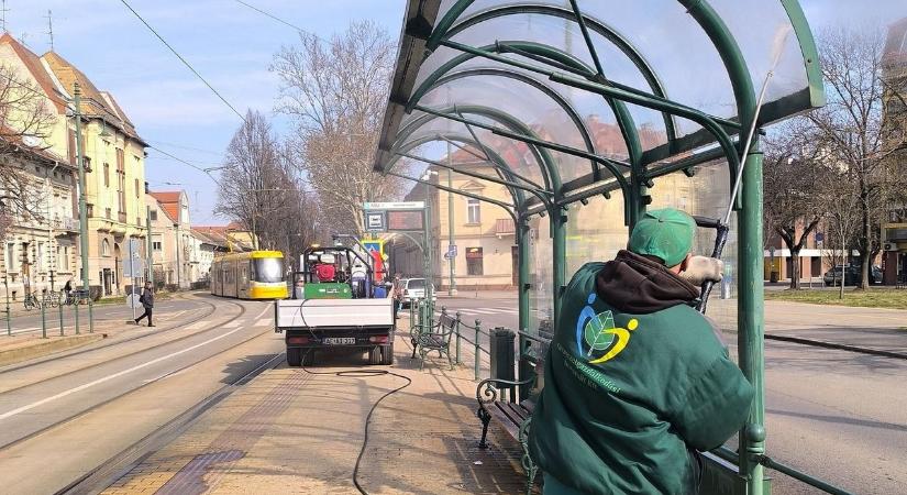 Gőzfelhőbe burkolóztak a szegedi megállók: eltűnik a téli mocsok