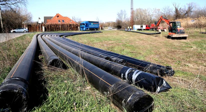 Rejtélyes, gigantikus csövek jelentek meg a Téli-kikötő út mentén – kiderítettük, mi áll a háttérben