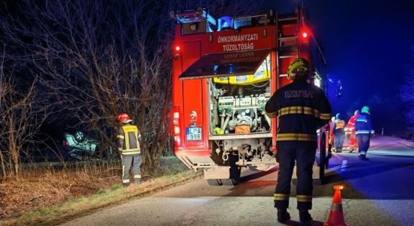 Éjszakai baleset: felborult és a tetején állt meg egy autó Jászárokszállásnál