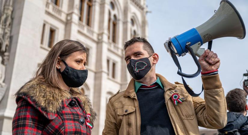 Novák Előd válaszolt arra, hogy testvére szerint ő és Dúró Dóra nem is oltásellenes