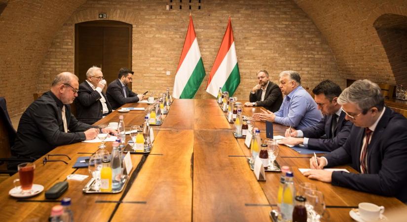 Orbán Viktor: A védett árral megóvjuk a magyar családokat és vállalkozókat (videó)