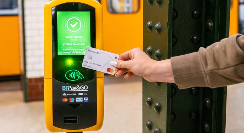 Áprilistól bankkártyával is fizethetünk a budapesti metróban a jegyérvényesítő automatáknál