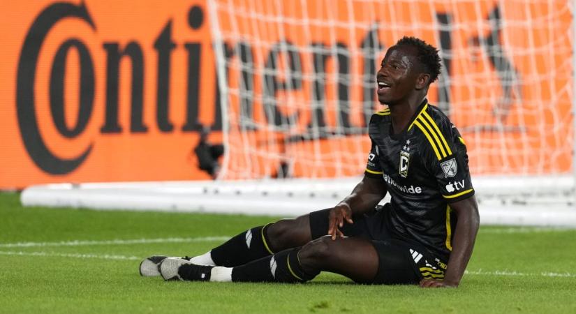 Örökös eltiltás kapott két focista, mert a saját meccseikre fogadtak