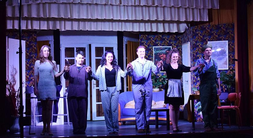 Rejtély egy zalai kisvárosban! Miért flangált nyilvános helyen pizsamában ez a hat ember?