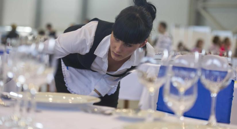 A nap kérdése: a felszolgálási díj beleszámít-e a csed alapjába?