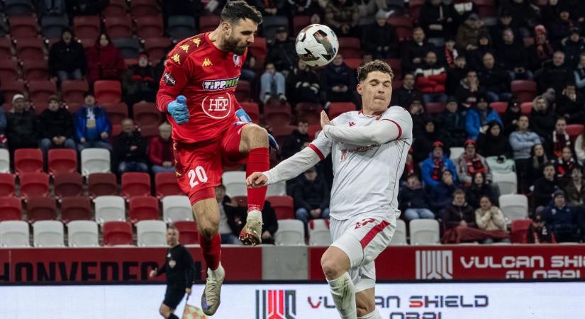 Elképesztő káosz a rangadón - dulakodás tört ki a pályán, videóval