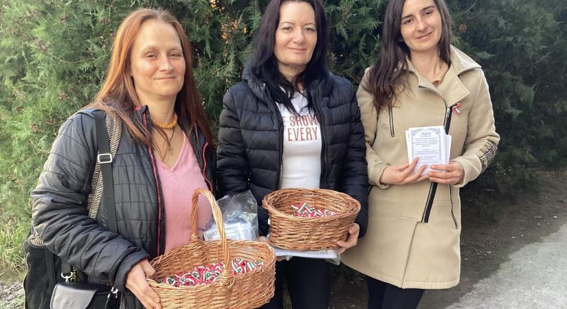 Szétosztották a nagykónyi közösség által készített ezer kokárdát