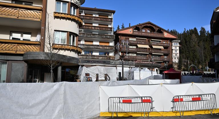 Milliókat kapnak a svájci tűzvész túlélői, de sokan még mindig kómában fekszenek