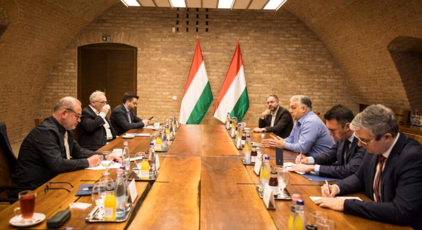 Orbán Viktor: Zelenszkij az olajblokáddal a magyar családokat akarja büntetni