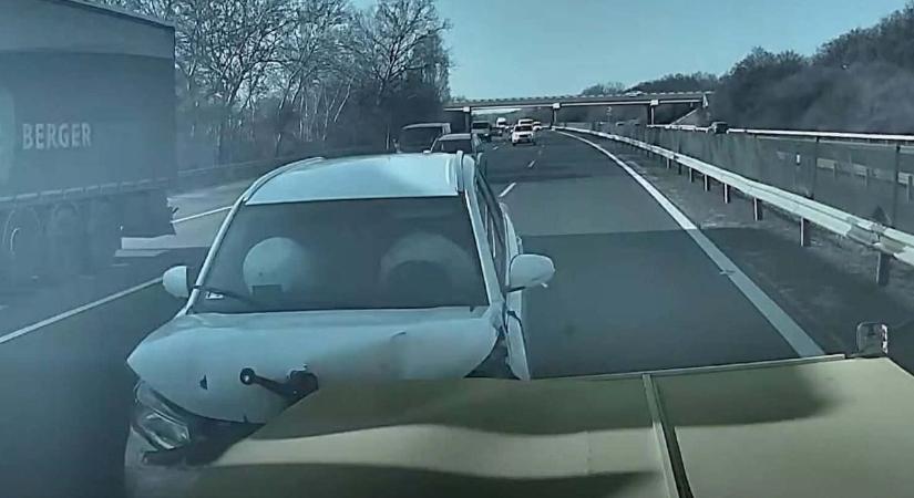 Mi történt? Így csapódott a suzukis a közútkezelő munkagépébe az M7-esen (videó)