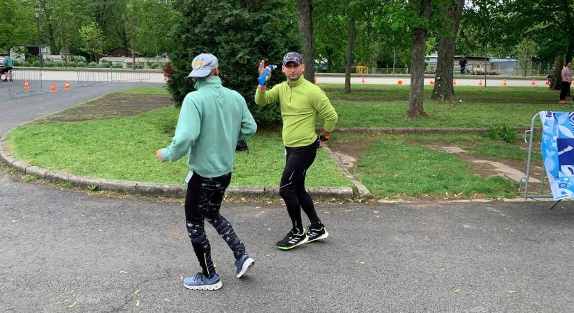 Egy ikerpár elképesztő vállalásba fogott: körbefutják Magyarországot