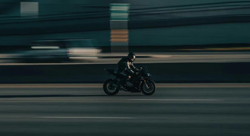 Vakmerő szökés az autópályán – videón a motoros üldözés