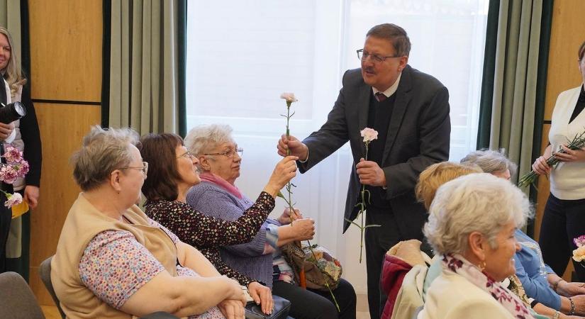 Popovics György: "A női erő sokszor csendes erő" - nőnap alkalmából köszöntötték a hölgyeket