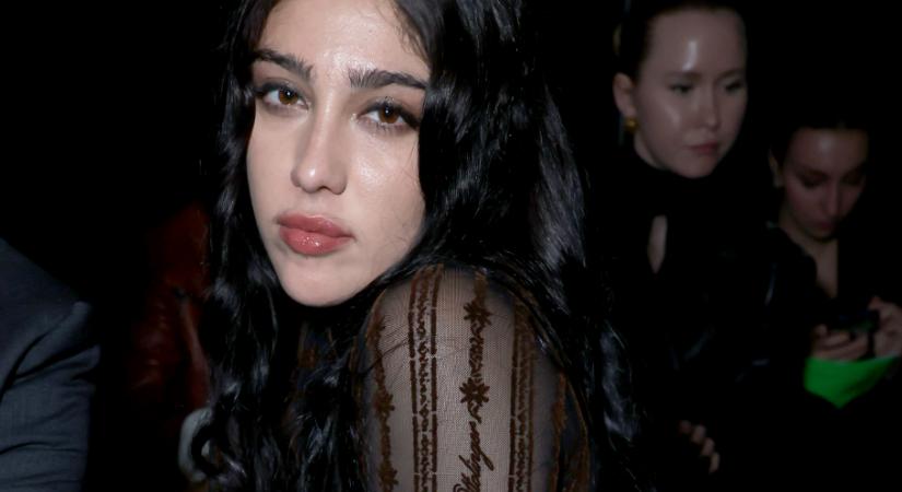 Madonna lányának áttetsző ruhájáról beszél most mindenki, ebben a dressben tündökölt Párizsban