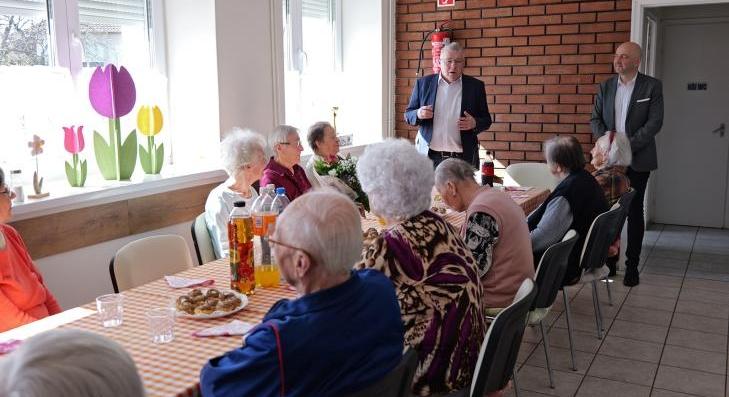 Virággal köszöntötték a szépkorú hölgyeket 