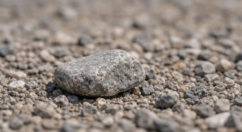 Kővel dobálta meg az autósokat az út szélén álló férfi - videó