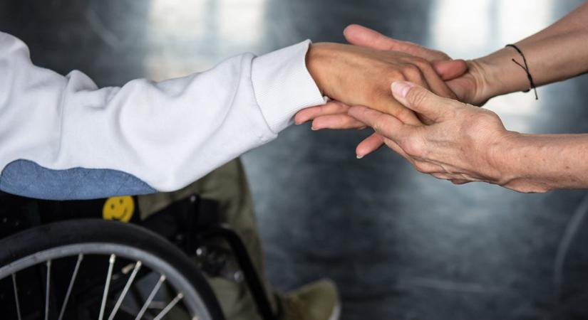 Tárlat és kerekasztal-beszélgetés a PTE és a Radnóti Színház közreműködésével a szociális munka világnapján