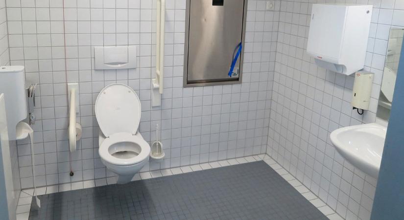 Kap még egy esélyt a férfi, aki vécékefét próbált ellopni az orvosi rendelőből