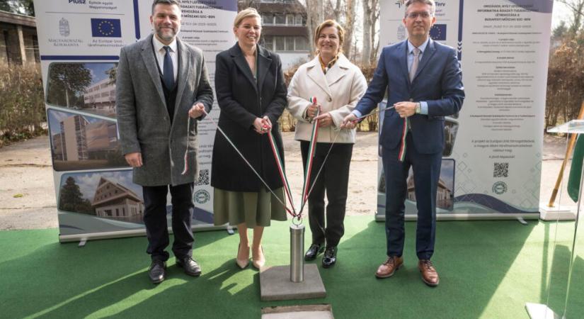 Elhelyezték az Országos, Nyílt Lefedettségű Informatika Ágazati Tudásközpont időkapszuláját