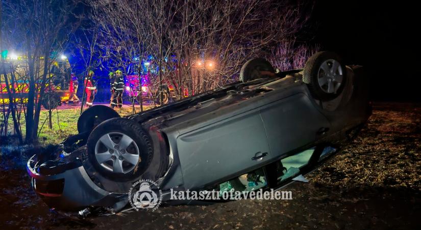 Árokba borult egy autó Jászárokszállásnál