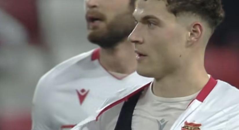 Megtépte a saját mezét a Honvéd játékosa, aztán azzal akarta megetetni a bírót, hogy más csinálta