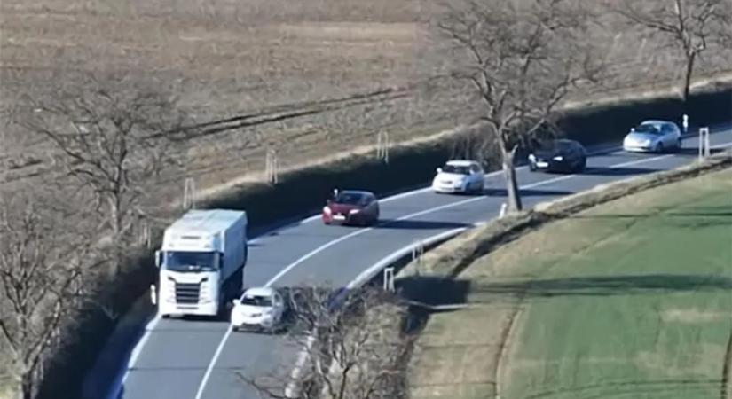 Drónnal vadásztak autósokra a rendőrök, ilyen fogásról álmodni sem mertek – videó