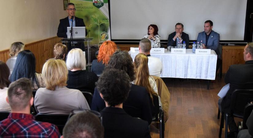 Már több mint 8 ezer aláírás Zalában – gazdafórumot tartottak a karácsonyfa-termelőiről híres zalai faluban (galéria)