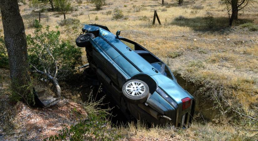 Elszállt a kanyarban a részeg autós Mernyénél