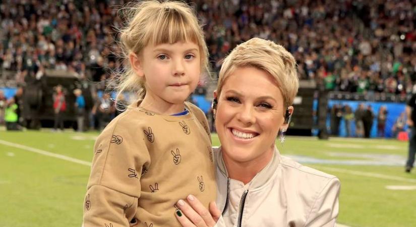 Pink 14 éves lánya csodaszép tini: Willow összeöltözött édesanyjával